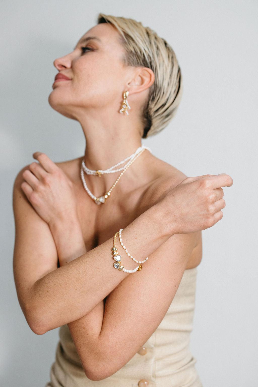 Brune-Armband aus Perlmuttperlen