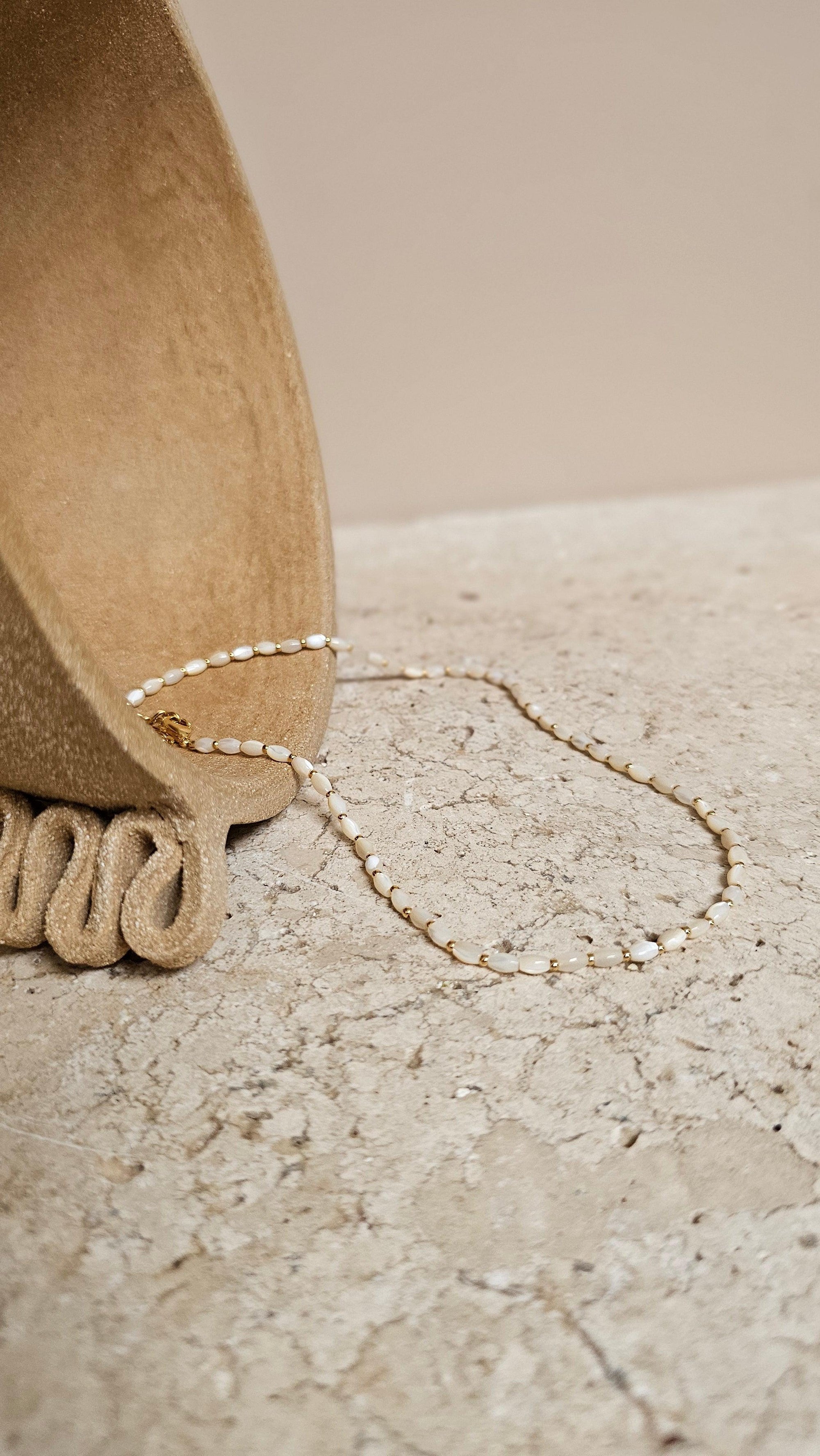 Brune Halskette aus Perlmuttperlen