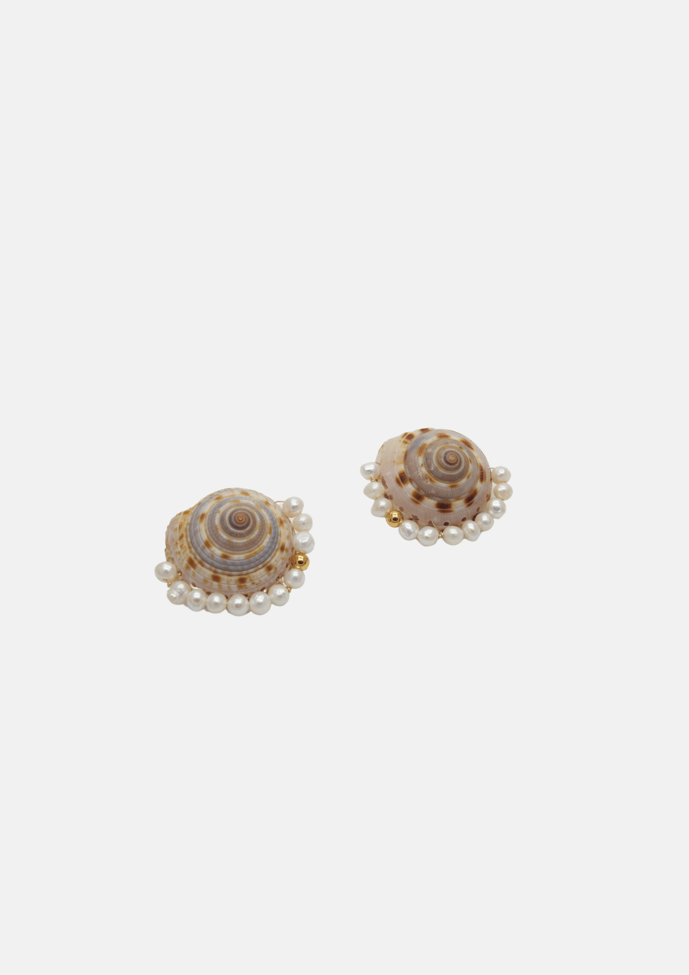 Boucles Chanel en coquillage et plaquées or 24 carats 3 microns par GISEL B.
