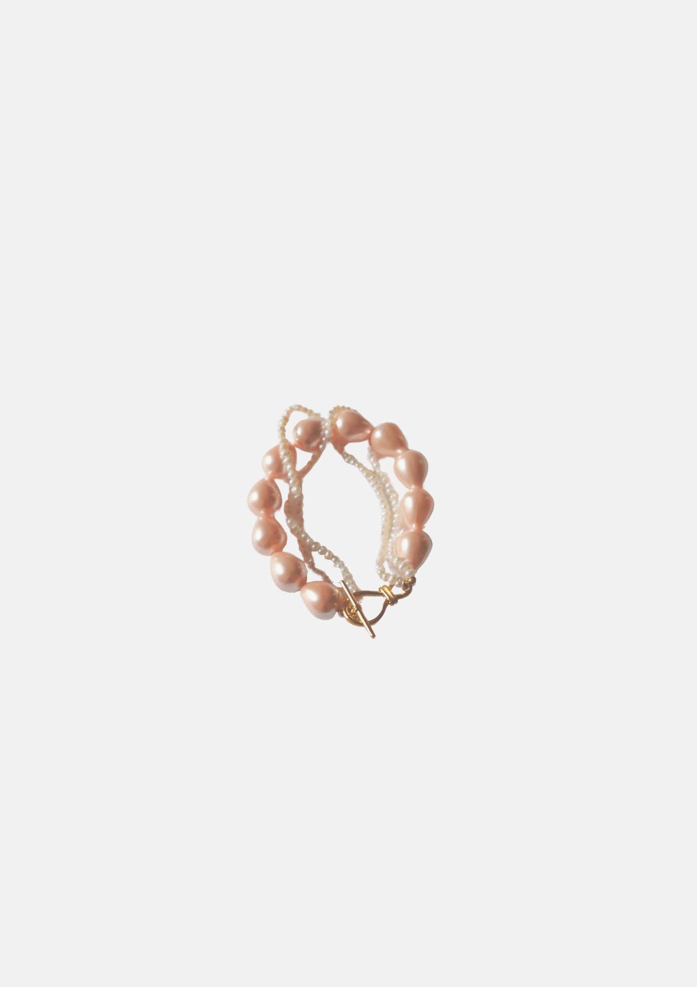 Bracelet multi rangs en perles de nacre rose fabriqué à Paris