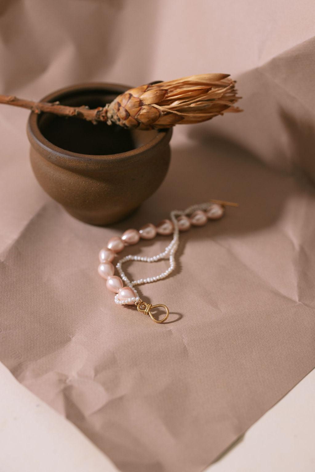 Bracelet multi rangs en perles rose ou blanches fabriqué à Paris à la main