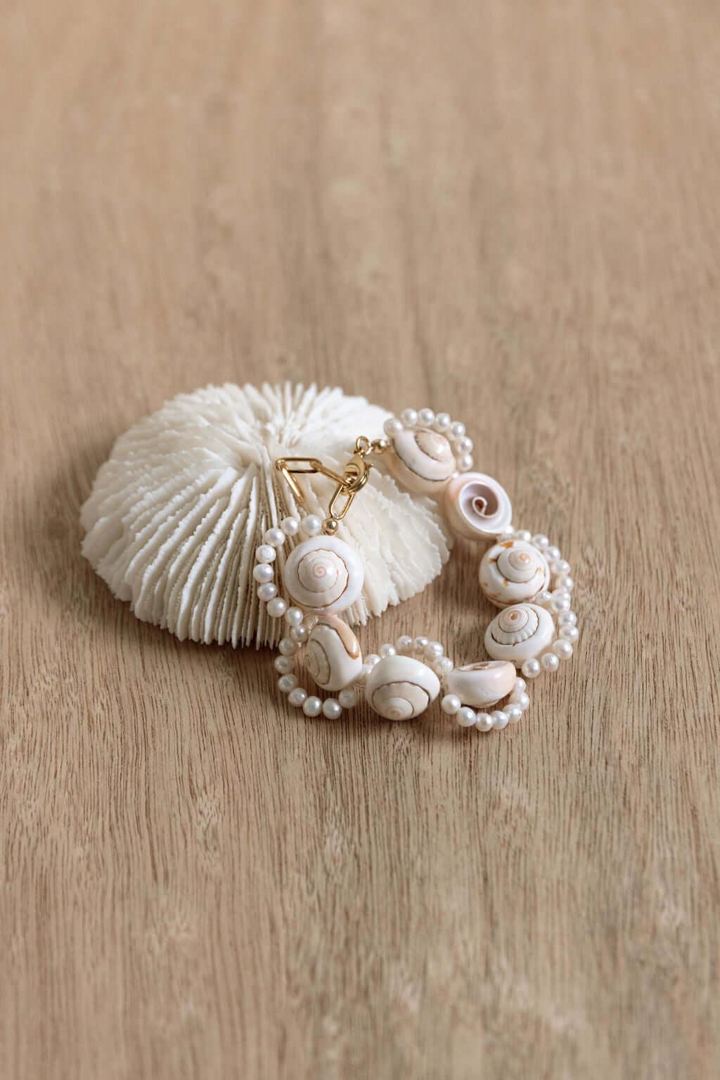 Découvrez nos bracelet femme en coquillages et plaqué or 24 carats résistant à l'eau