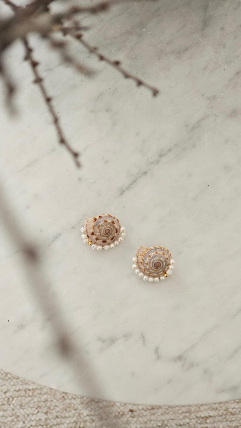 Boucles Chanel en coquillages et perles de culture. Nos bijoux fantaisie femme sont garantis deux ans