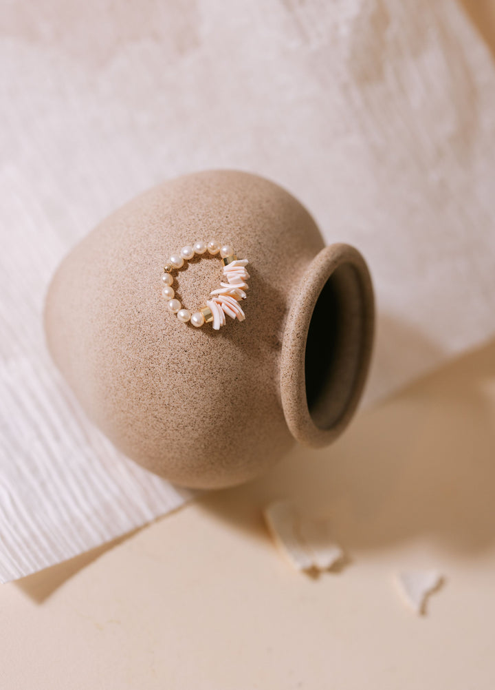 La bague Manon est un bijou fabriqué à la main dans notre atelier à partir de perles baroques en coquillage