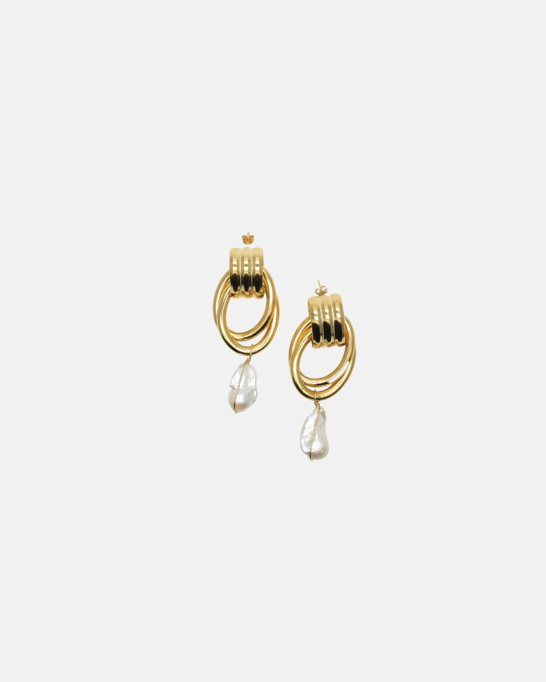 Boucles d'oreilles maxi avec un perle de culture baroque. Un bijou haut de gamme et plaqué or 24 carats 3 microns