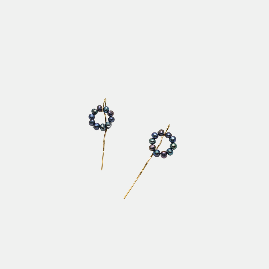 Boucles d'oreilles chaine en perles de culture ronde bleu et plaquées or 24 carats 3  microns