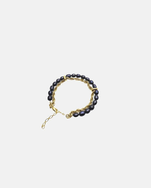Bracelet Eugénie avec des perles de cultures bleu et une chaine plaqué or fait dans notre atelier à Valence