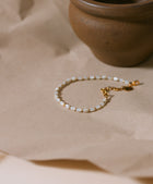 Brune bracelet with beige mother-of-pearl beads