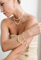 Brune bracelet with beige mother-of-pearl beads