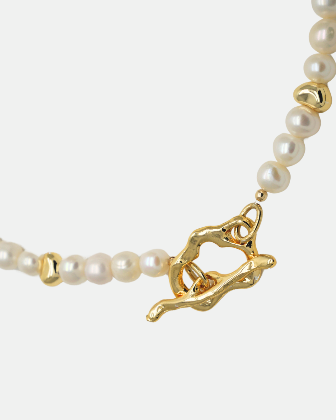 Collier ras de cou en plaqué or 24 carats et en perles de culture avec un fermoir T 