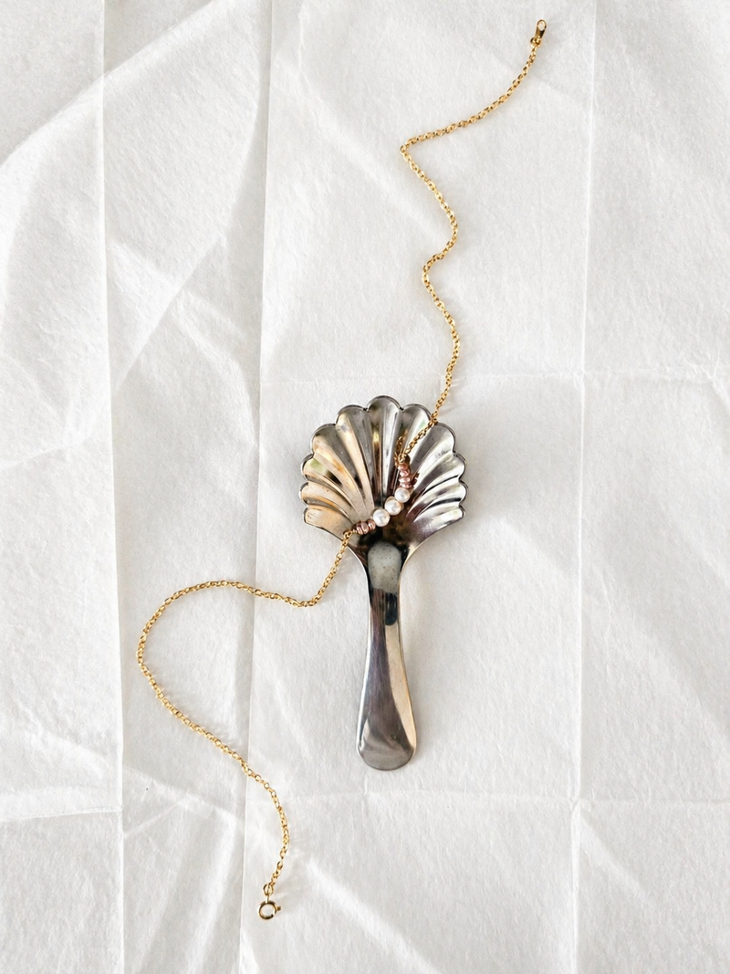 Collier en perles de culture et chaine fine par la Maison GISELB