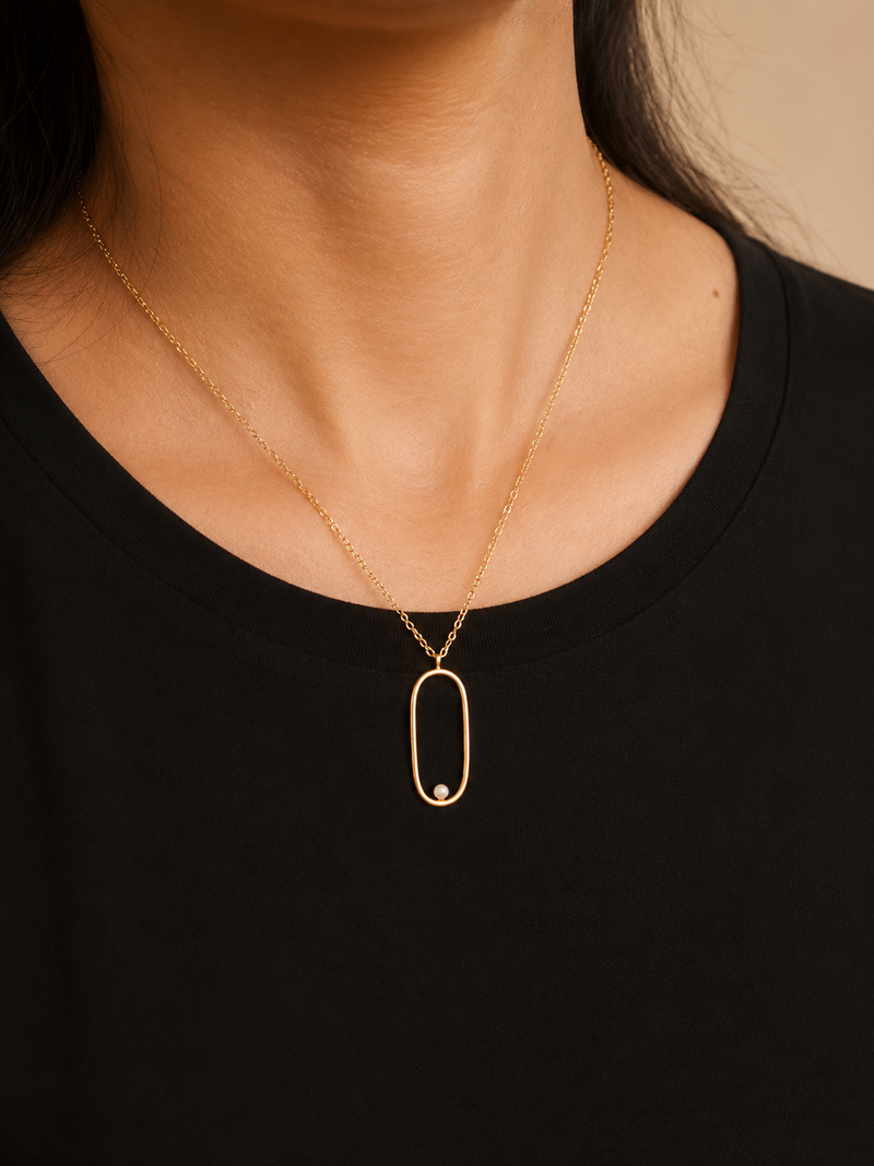 Oval necklace and cultured pearl