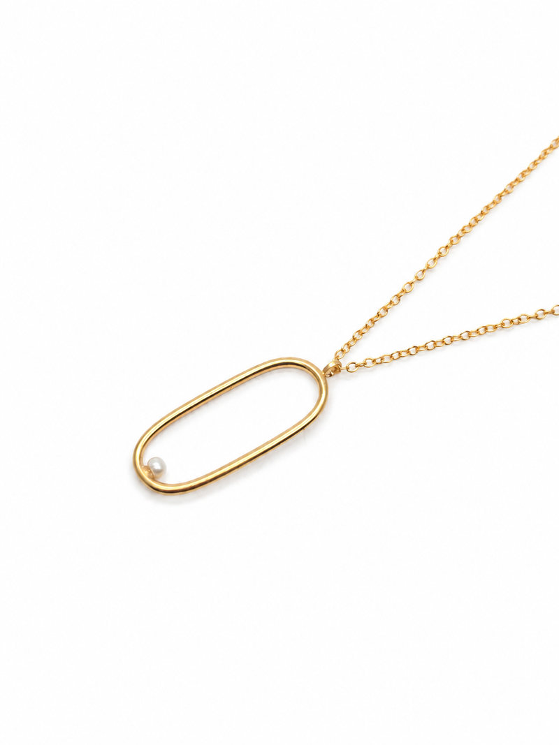 Oval necklace and cultured pearl