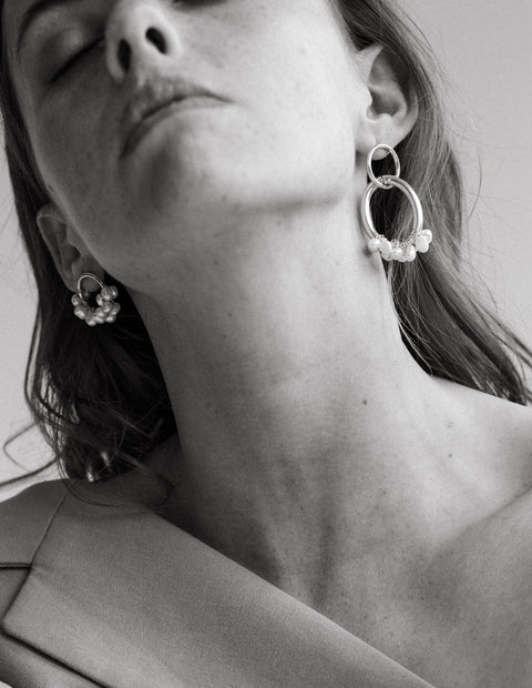 Boucles d'oreilles asymétrique Emmie en plaqué or et perles de cultures fait à la main à Valence