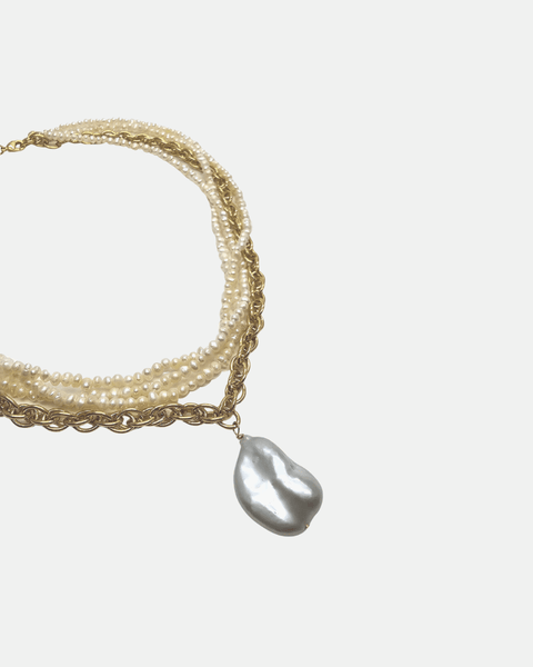 Tour de cou Rosie avec plusieurs chaines en perles de cultures, plaqué or et perle baroque fait en France à Valence 