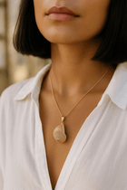 Collier long avec un coquillage