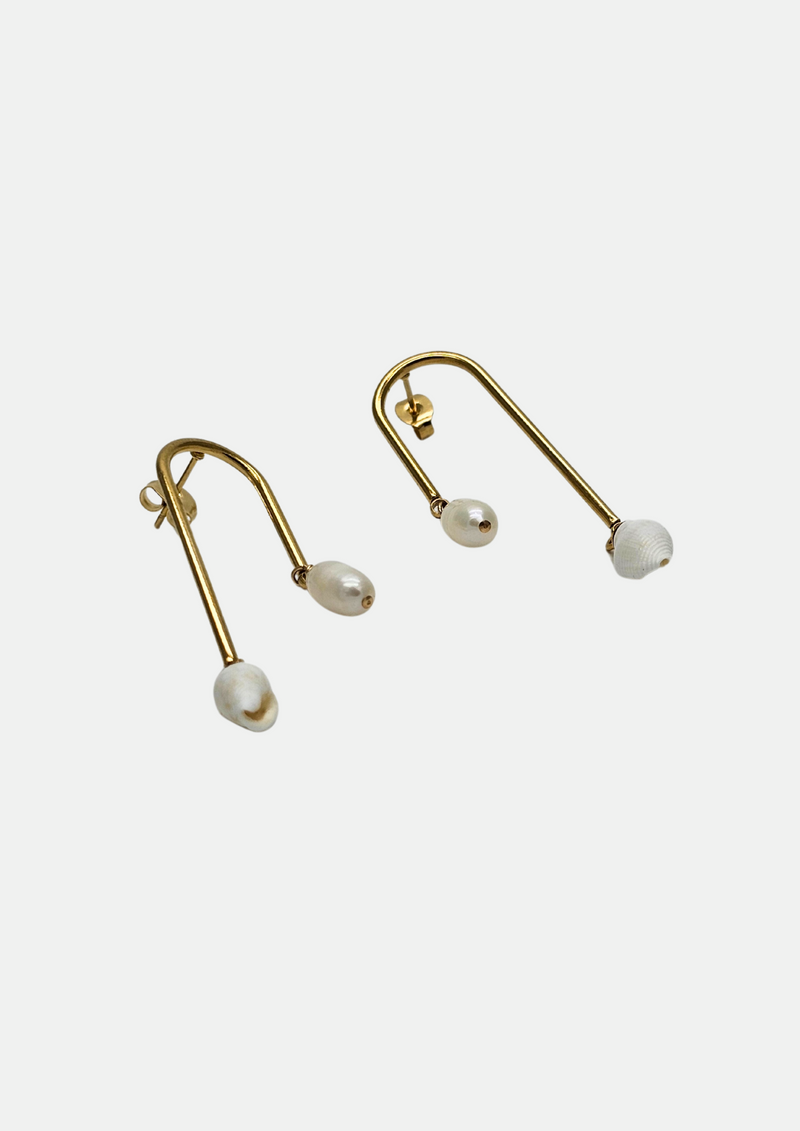 Boucles doreille en or avec des coquillages