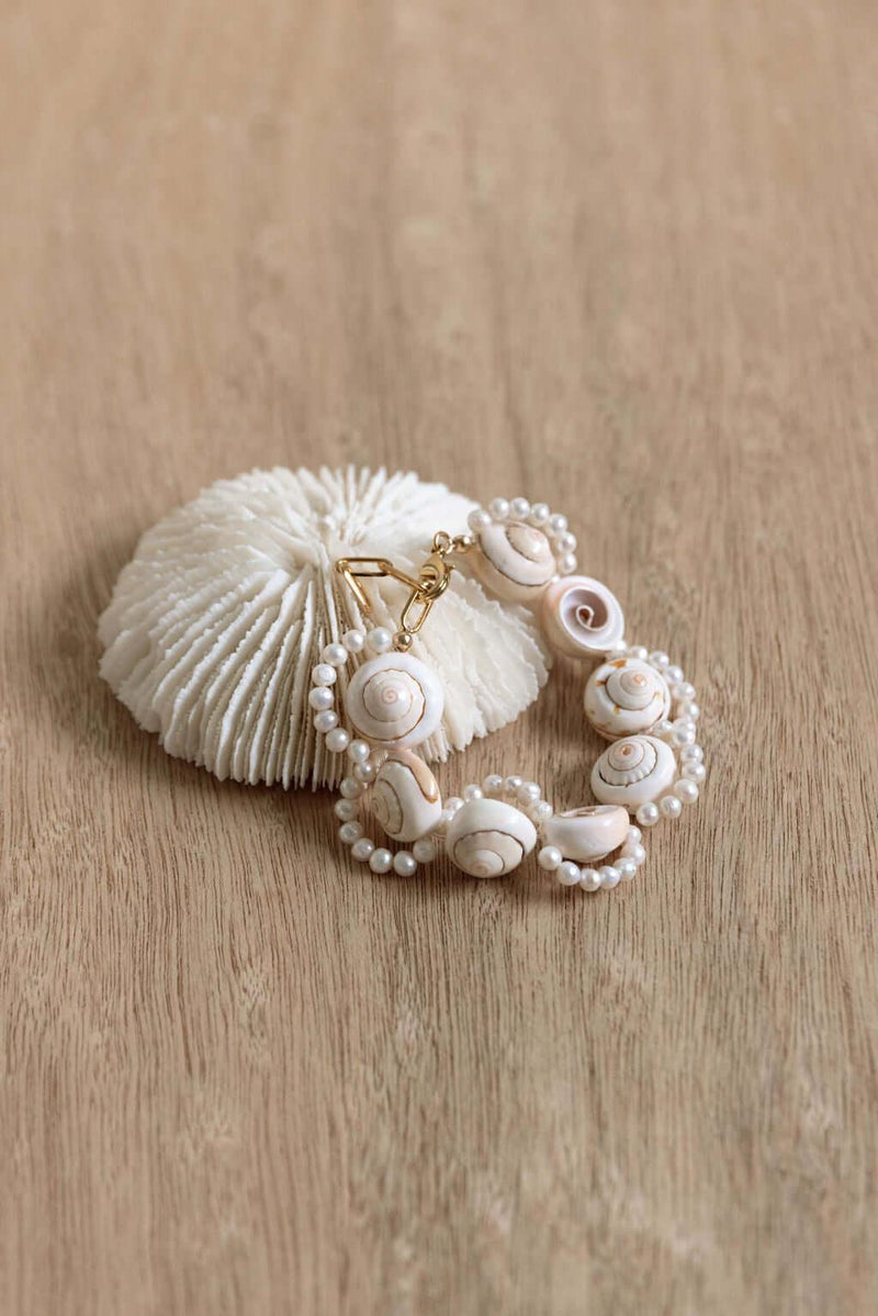 Découvrez nos bracelet femme en coquillages et plaqué or 24 carats résistant à l'eau