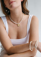 Collier avec une médaille martelée plaquée or 24 carats 3 microns